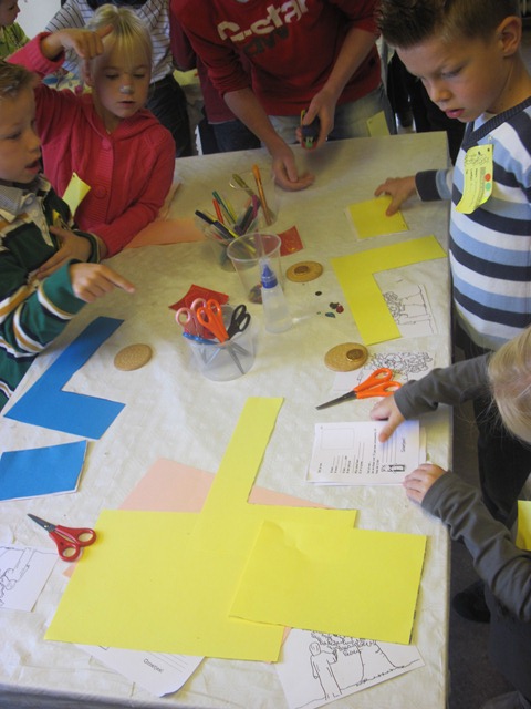 Gele groep maakt een vriendenboekje